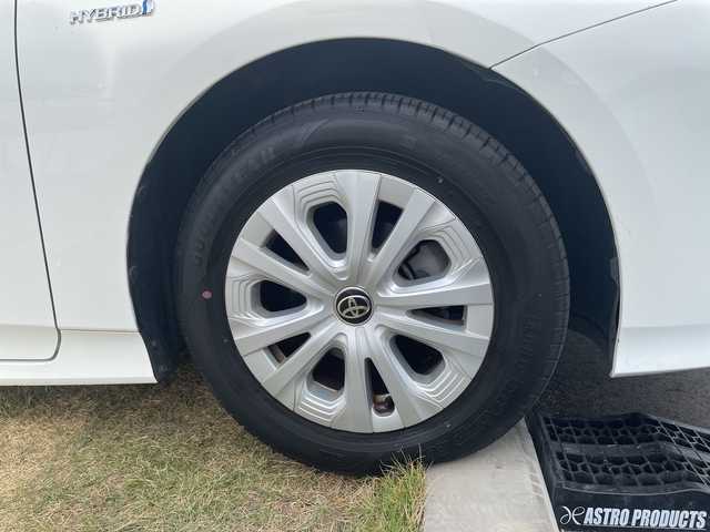 トヨタ プリウス S 愛知県 2019(令1)年 5.8万km スーパーホワイトⅡ トヨタセーフティセンス/純正７型SDナビ/レーダークルーズコントロール/バックカメラ/LEDヘッドライト/オートマチックハイビーム/ETC/ドライブレコーダー/衝突軽減システム/CD/Bluetooth/ステアリングスイッチ/スマートキー/プッシュスタート