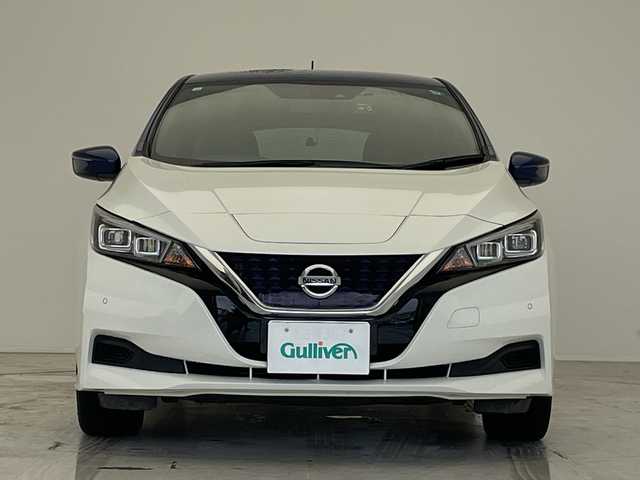 日産 リーフ X 10万台記念車 愛知県 2018(平30)年 2.7万km ブリリアントホワイトパール/オーロラフレアブルーパール 2トーン プロパイロット/純正7インチディスプレイオーディオナビ（あり）/レーダークルーズコントロール/シートヒーター/バックカメラ/コーナーセンサー/純正アルミホイール/ブラインドスポットモニター/LEDヘッドライト/ステアリングヒーター/ドライブレコーダー/ETC/衝突被害軽減ブレーキ/フルセグTV/CD DVD/Bluetooth/ステアリングスイッチ/スマートキー/プッシュスタート