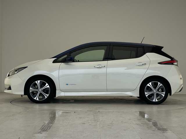 日産 リーフ X 10万台記念車 愛知県 2018(平30)年 2.7万km ブリリアントホワイトパール/オーロラフレアブルーパール 2トーン プロパイロット/純正7インチディスプレイオーディオナビ（あり）/レーダークルーズコントロール/シートヒーター/バックカメラ/コーナーセンサー/純正アルミホイール/ブラインドスポットモニター/LEDヘッドライト/ステアリングヒーター/ドライブレコーダー/ETC/衝突被害軽減ブレーキ/フルセグTV/CD DVD/Bluetooth/ステアリングスイッチ/スマートキー/プッシュスタート