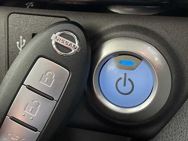 日産 リーフ X 10万台記念車 愛知県 2018(平30)年 2.7万km ブリリアントホワイトパール/オーロラフレアブルーパール 2トーン プロパイロット/純正7インチディスプレイオーディオナビ（あり）/レーダークルーズコントロール/シートヒーター/バックカメラ/コーナーセンサー/純正アルミホイール/ブラインドスポットモニター/LEDヘッドライト/ステアリングヒーター/ドライブレコーダー/ETC/衝突被害軽減ブレーキ/フルセグTV/CD DVD/Bluetooth/ステアリングスイッチ/スマートキー/プッシュスタート