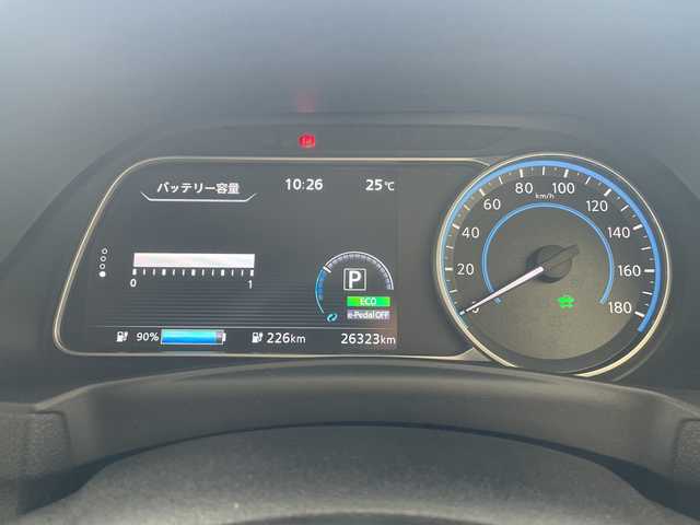 日産 リーフ X 10万台記念車 愛知県 2018(平30)年 2.7万km ブリリアントホワイトパール/オーロラフレアブルーパール 2トーン プロパイロット/純正7インチディスプレイオーディオナビ（あり）/レーダークルーズコントロール/シートヒーター/バックカメラ/コーナーセンサー/純正アルミホイール/ブラインドスポットモニター/LEDヘッドライト/ステアリングヒーター/ドライブレコーダー/ETC/衝突被害軽減ブレーキ/フルセグTV/CD DVD/Bluetooth/ステアリングスイッチ/スマートキー/プッシュスタート