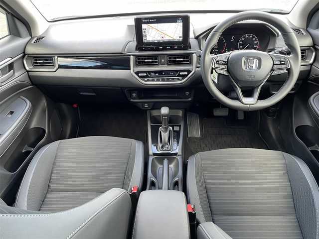 ホンダ ＷＲ－Ｖ Z+ 熊本県 2024(令6)年 0.5万km プラチナホワイトパール 純正ナビ/・AM/FM/BT/USB/・フルセグTV/・バックカメラ/ホンダセンシング/・衝突軽減ブレーキ/・先行車発進お知らせ/・路外逸脱抑制機能/・アダプティブクルーズコントロール/・車線維持支援システム/・踏み間違い防止装置/・先行車発進お知らせ/・標識認識機能/・オートハイビーム/ハーフレザーシート/ETC/前後ドライブレコーダー/革巻きステアリング/ステアリングスイッチ/パドルシフト/ルーフレール/純正フロアマット/電動格納ミラー/ウインカーミラー/フォグランプ/ドアバイザー/プッシュスタート