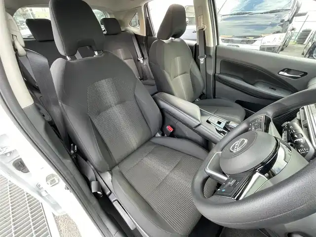 日産 ノート X 東京都 2022(令4)年 5.1万km ピュアホワイトパール 発注不可車両/純正ナビ/・フルセグ/AM/FM/USB/全方位カメラ/インテリジェントルームミラー/アダプティブクルーズコントロール（プロパイロット）/ハンドル支援/駐車支援/側方支援/後側方支援/ドライブモード/ワイヤレス充電器/ＥＴＣ/純正フロアマット/リアスポイラー/プッシュスタート/スマートキー/ステアリングスイッチ