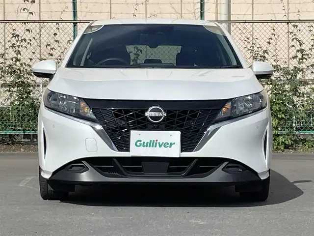 日産 ノート X 東京都 2022(令4)年 5.1万km ピュアホワイトパール 発注不可車両/純正ナビ/・フルセグ/AM/FM/USB/全方位カメラ/インテリジェントルームミラー/アダプティブクルーズコントロール（プロパイロット）/ハンドル支援/駐車支援/側方支援/後側方支援/ドライブモード/ワイヤレス充電器/ＥＴＣ/純正フロアマット/リアスポイラー/プッシュスタート/スマートキー/ステアリングスイッチ