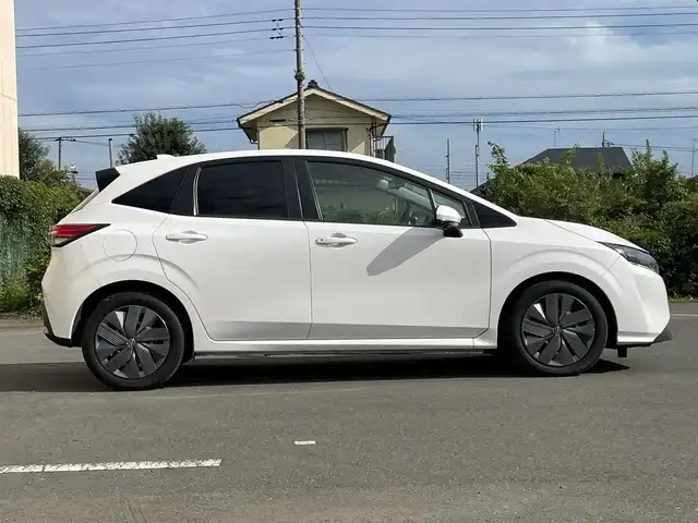 日産 ノート X 東京都 2022(令4)年 5.1万km ピュアホワイトパール 発注不可車両/純正ナビ/・フルセグ/AM/FM/USB/全方位カメラ/インテリジェントルームミラー/アダプティブクルーズコントロール（プロパイロット）/ハンドル支援/駐車支援/側方支援/後側方支援/ドライブモード/ワイヤレス充電器/ＥＴＣ/純正フロアマット/リアスポイラー/プッシュスタート/スマートキー/ステアリングスイッチ