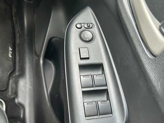 ホンダ フィット 13G Lパッケージ 千葉県 2014(平26)年 2.9万km プレミアムホワイトパール 純正メモリナビ（VXM-145VFi）/BlueTooth接続/CD/DVD/フルセグテレビ/バックカメラ/LEDヘッドライト/エンジンスタートボタン/アイドリングストップ/ETC/オートエアコン/電動格納ミラー/スマートキー/スペアキー/ドアバイザー/純正フロアマット/取扱説明書/保証書
