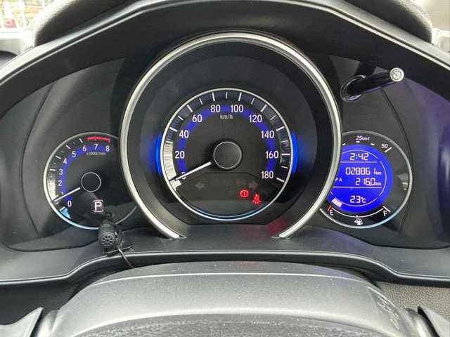 ホンダ フィット 13G Lパッケージ 千葉県 2014(平26)年 2.9万km プレミアムホワイトパール 純正メモリナビ（VXM-145VFi）/BlueTooth接続/CD/DVD/フルセグテレビ/バックカメラ/LEDヘッドライト/エンジンスタートボタン/アイドリングストップ/ETC/オートエアコン/電動格納ミラー/スマートキー/スペアキー/ドアバイザー/純正フロアマット/取扱説明書/保証書