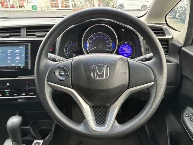ホンダ フィット 13G Lパッケージ 千葉県 2014(平26)年 2.9万km プレミアムホワイトパール 純正メモリナビ（VXM-145VFi）/BlueTooth接続/CD/DVD/フルセグテレビ/バックカメラ/LEDヘッドライト/エンジンスタートボタン/アイドリングストップ/ETC/オートエアコン/電動格納ミラー/スマートキー/スペアキー/ドアバイザー/純正フロアマット/取扱説明書/保証書
