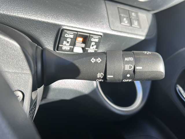 トヨタ シエンタ G クエロ 静岡県 2018(平30)年 0.9万km ブラックマイカ 純正ナビ/・フルセグTV/・CD/DVD/・Bluetooth/・SD/主要装備/・ＥＴＣ/・両側パワスラ/・衝突被害軽減システム/・ＬＥＤヘッドライト/・アイドリングストップ/・横滑り防止装置/・車線逸脱警報/・ドライブレコーダー/・オートライト/・オートハイビーム/・レーダー探知機/・プッシュスタート