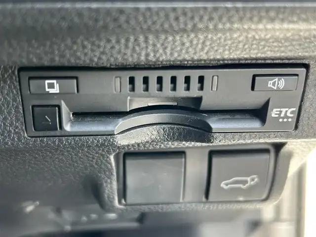 トヨタ カローラ クロス Z 大阪府 2023(令5)年 4.2万km プラチナホワイトパールマイカ 純正9インチナビ /・BT/USB/パノラミックビューモニター/前後ドライブレコーダー/ワンオーナー/ETC/パワーバックドア/前後コーナーセンサー/追従型クルーズコントロール/BSM/LEDヘッド・フォグ/D席パワーシート/ハーフレザーシート/シートヒーター/ルーフレール/純正フロアマット/純正18インチAW/取説・保証書