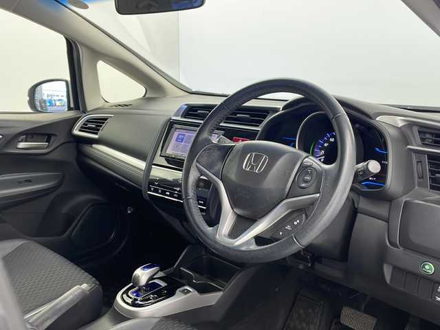 ホンダ フィット ハイブリット Lパッケージ 栃木県 2015(平27)年 4.7万km プレミアムホワイトパール 純正ナビ/　CD/FM/AM/SD/Fパッケージ/Lパッケージ/クルーズコントロール/ETC/LEDヘッドライト/革巻きステアリング/オートライト/電動格納ミラー/オートエアコン/プッシュスタート/横滑り防止装置/フロアマット