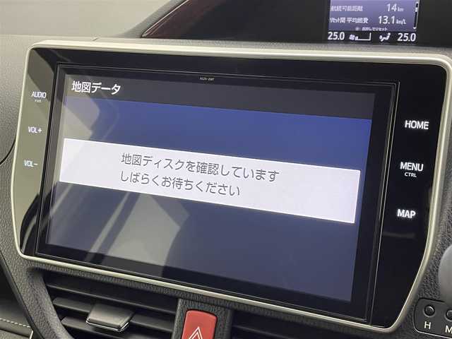 トヨタ エスクァイア Xiサイドリフトアップ 千葉県 2018(平30)年 3.9万km ホワイトパールクリスタルシャイン サイドリフトアップチルトシート装着車/禁煙車/トヨタセーフティセンス/・レーンディパーチャーアラート/・先行車発進システム/・プリクラッシュセーフティ/両側電動ドア/純正10インチメモリナビ/・型番：NSZN-Z68T/・CD/DVD/Bluetooth/フルセグTV/・バックカメラ/・ビルトインETC2.0/革巻きステアリング/・ステアリングスイッチ/MT付きAT/左右独立エアコン/純正フロアマット/純正ドアバイザー/純正15インチAW/オートライト/・オートマチックハイビーム/・LEDヘッドライト/・LEDフォグランプ/電動格納ウインカーミラー/・レインクリアリングブルーミラー/アイドリングストップ/プッシュスタート/・スマートキー/福祉車両