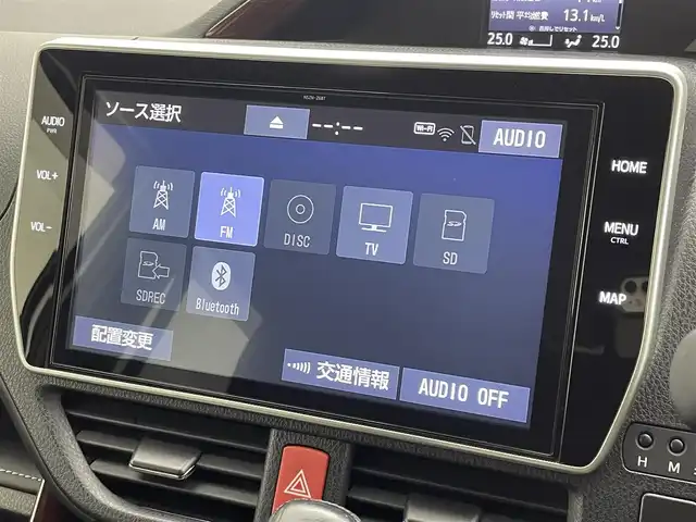 トヨタ エスクァイア Xiサイドリフトアップ 千葉県 2018(平30)年 3.9万km ホワイトパールクリスタルシャイン サイドリフトアップチルトシート装着車/禁煙車/トヨタセーフティセンス/・レーンディパーチャーアラート/・先行車発進システム/・プリクラッシュセーフティ/両側電動ドア/純正10インチメモリナビ/・型番：NSZN-Z68T/・CD/DVD/Bluetooth/フルセグTV/・バックカメラ/・ビルトインETC2.0/革巻きステアリング/・ステアリングスイッチ/MT付きAT/左右独立エアコン/純正フロアマット/純正ドアバイザー/純正15インチAW/オートライト/・オートマチックハイビーム/・LEDヘッドライト/・LEDフォグランプ/電動格納ウインカーミラー/・レインクリアリングブルーミラー/アイドリングストップ/プッシュスタート/・スマートキー/福祉車両