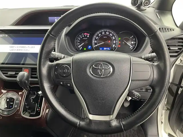 トヨタ エスクァイア Xiサイドリフトアップ 千葉県 2018(平30)年 3.9万km ホワイトパールクリスタルシャイン サイドリフトアップチルトシート装着車/禁煙車/トヨタセーフティセンス/・レーンディパーチャーアラート/・先行車発進システム/・プリクラッシュセーフティ/両側電動ドア/純正10インチメモリナビ/・型番：NSZN-Z68T/・CD/DVD/Bluetooth/フルセグTV/・バックカメラ/・ビルトインETC2.0/革巻きステアリング/・ステアリングスイッチ/MT付きAT/左右独立エアコン/純正フロアマット/純正ドアバイザー/純正15インチAW/オートライト/・オートマチックハイビーム/・LEDヘッドライト/・LEDフォグランプ/電動格納ウインカーミラー/・レインクリアリングブルーミラー/アイドリングストップ/プッシュスタート/・スマートキー/福祉車両
