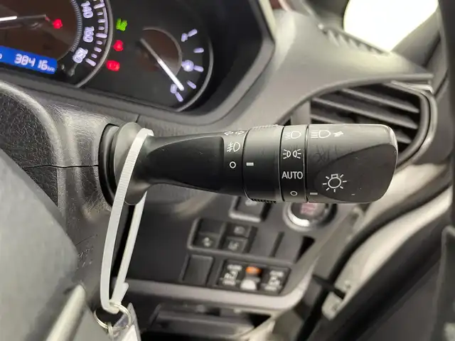 トヨタ エスクァイア Xiサイドリフトアップ 千葉県 2018(平30)年 3.9万km ホワイトパールクリスタルシャイン サイドリフトアップチルトシート装着車/禁煙車/トヨタセーフティセンス/・レーンディパーチャーアラート/・先行車発進システム/・プリクラッシュセーフティ/両側電動ドア/純正10インチメモリナビ/・型番：NSZN-Z68T/・CD/DVD/Bluetooth/フルセグTV/・バックカメラ/・ビルトインETC2.0/革巻きステアリング/・ステアリングスイッチ/MT付きAT/左右独立エアコン/純正フロアマット/純正ドアバイザー/純正15インチAW/オートライト/・オートマチックハイビーム/・LEDヘッドライト/・LEDフォグランプ/電動格納ウインカーミラー/・レインクリアリングブルーミラー/アイドリングストップ/プッシュスタート/・スマートキー/福祉車両