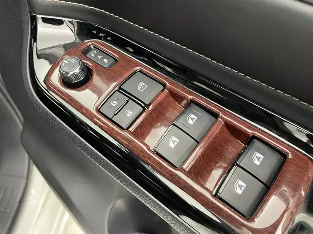 トヨタ エスクァイア Xiサイドリフトアップ 千葉県 2018(平30)年 3.9万km ホワイトパールクリスタルシャイン サイドリフトアップチルトシート装着車/禁煙車/トヨタセーフティセンス/・レーンディパーチャーアラート/・先行車発進システム/・プリクラッシュセーフティ/両側電動ドア/純正10インチメモリナビ/・型番：NSZN-Z68T/・CD/DVD/Bluetooth/フルセグTV/・バックカメラ/・ビルトインETC2.0/革巻きステアリング/・ステアリングスイッチ/MT付きAT/左右独立エアコン/純正フロアマット/純正ドアバイザー/純正15インチAW/オートライト/・オートマチックハイビーム/・LEDヘッドライト/・LEDフォグランプ/電動格納ウインカーミラー/・レインクリアリングブルーミラー/アイドリングストップ/プッシュスタート/・スマートキー/福祉車両