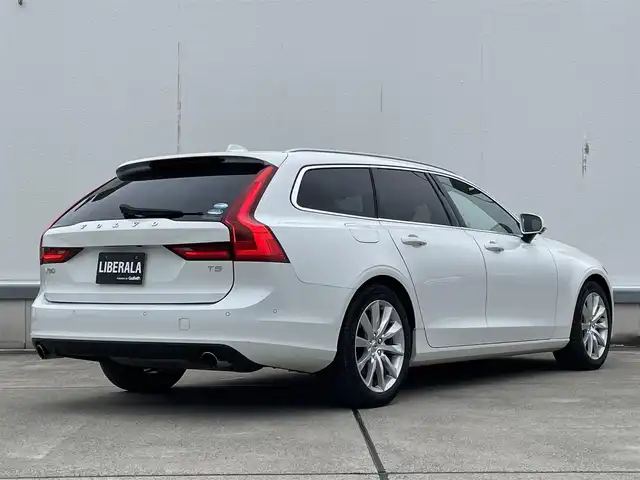 ボルボ Ｖ９０ T5 モメンタム 東京都 2018(平30)年 1.3万km アイスホワイト HDDナビ/12セグTV/サラウンドビューカメラ/AppleCarPlay/AndroidAuto/黒革シート/前席シートヒーター/前席パワーシート/アダプティブクルーズコントロール/インテリセーフ/BLIS/レーンキープアシスト/純正18inchAW/ETC2.0/保証書　取説　スペアキー有り