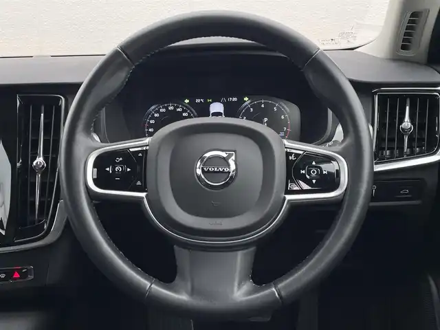 ボルボ Ｖ９０ T5 モメンタム 東京都 2018(平30)年 1.3万km アイスホワイト HDDナビ/12セグTV/サラウンドビューカメラ/AppleCarPlay/AndroidAuto/黒革シート/前席シートヒーター/前席パワーシート/アダプティブクルーズコントロール/インテリセーフ/BLIS/レーンキープアシスト/純正18inchAW/ETC2.0/保証書　取説　スペアキー有り
