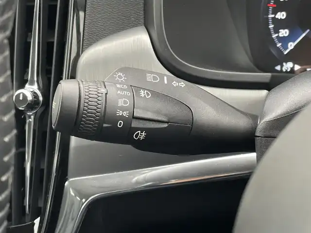 ボルボ Ｖ９０ T5 モメンタム 東京都 2018(平30)年 1.3万km アイスホワイト HDDナビ/12セグTV/サラウンドビューカメラ/AppleCarPlay/AndroidAuto/黒革シート/前席シートヒーター/前席パワーシート/アダプティブクルーズコントロール/インテリセーフ/BLIS/レーンキープアシスト/純正18inchAW/ETC2.0/保証書　取説　スペアキー有り