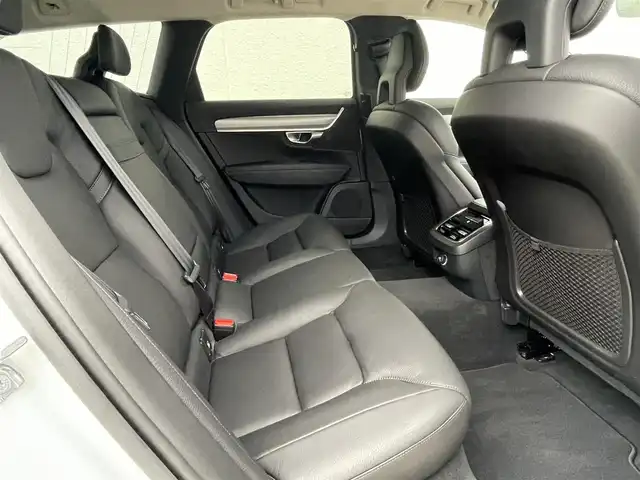 ボルボ Ｖ９０ T5 モメンタム 東京都 2018(平30)年 1.3万km アイスホワイト HDDナビ/12セグTV/サラウンドビューカメラ/AppleCarPlay/AndroidAuto/黒革シート/前席シートヒーター/前席パワーシート/アダプティブクルーズコントロール/インテリセーフ/BLIS/レーンキープアシスト/純正18inchAW/ETC2.0/保証書　取説　スペアキー有り