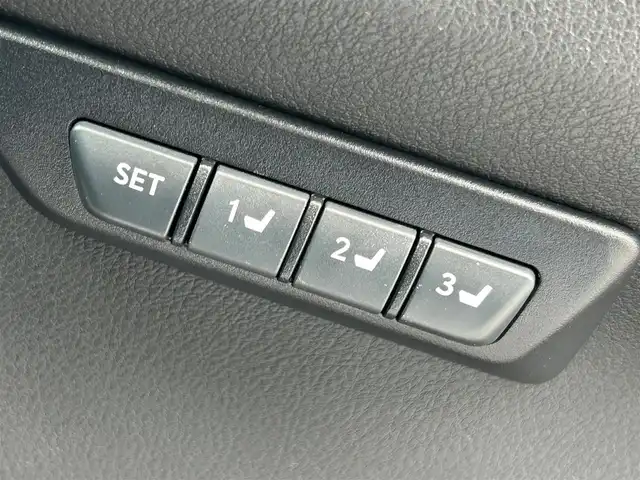 レクサス ＮＸ 300h Fスポーツ 大阪府 2015(平27)年 4.9万km ホワイトノーヴァガラスフレーク 純正ナビ/   フルセグTV/Bluetooth/USB/CD/DVDデッキ/バックモニター/100V電源/衝突軽減ブレーキ/横滑り防止装置/コーナーセンサー/サンルーフ/前席エアシートヒーター/ヘッドアップディスプレイ/レーダークルーズコントロール/レーンキープアシスト/ステアリングヒーター/パワーシート（運転席のみメモリー付き）/電動リアゲート/ドライブレコーダー/オートマチックハイビーム/純正18インチアルミホイール/純正フロアマット/プッシュスタート/スマートキー/ＥＴＣ/三眼ＬＥＤライト