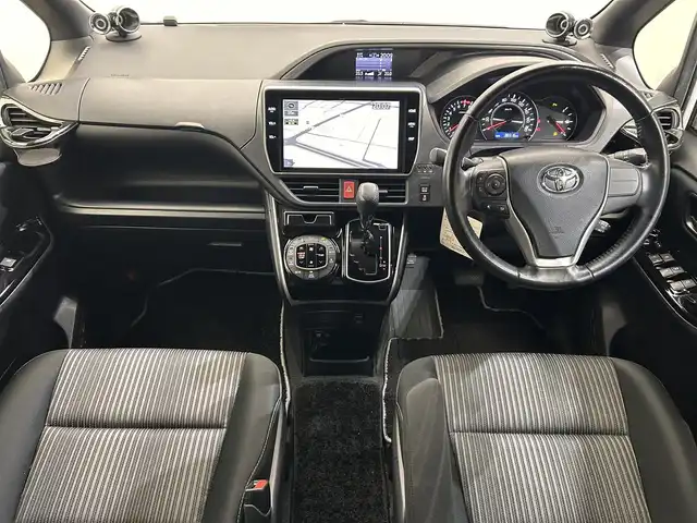 トヨタ ヴォクシー ZS 煌Ⅱ 愛媛県 2019(令1)年 3.9万km ホワイトパールクリスタルシャイン ワンオーナー/純正10型ナビ/(Bluetooth/フルセグ/HDMI)/バックカメラ/クルーズコントロール/フリップダウンモニター/前後ドライブレコーダー/両側電動スライド/衝突被害軽減ブレーキ/コーナーセンサー/レーンキープアシスト/オートマチックハイビーム/オートライト/フォグランプ/ドアバイザー/ステアリングスイッチ/サイドサンシェード/エンジンスターター/ECOモード/保証書