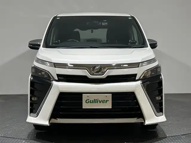 トヨタ ヴォクシー ZS 煌Ⅱ 愛媛県 2019(令1)年 3.9万km ホワイトパールクリスタルシャイン ワンオーナー/純正10型ナビ/(Bluetooth/フルセグ/HDMI)/バックカメラ/クルーズコントロール/フリップダウンモニター/前後ドライブレコーダー/両側電動スライド/衝突被害軽減ブレーキ/コーナーセンサー/レーンキープアシスト/オートマチックハイビーム/オートライト/フォグランプ/ドアバイザー/ステアリングスイッチ/サイドサンシェード/エンジンスターター/ECOモード/保証書