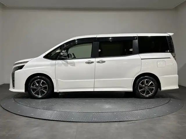 トヨタ ヴォクシー ZS 煌Ⅱ 愛媛県 2019(令1)年 3.9万km ホワイトパールクリスタルシャイン ワンオーナー/純正10型ナビ/(Bluetooth/フルセグ/HDMI)/バックカメラ/クルーズコントロール/フリップダウンモニター/前後ドライブレコーダー/両側電動スライド/衝突被害軽減ブレーキ/コーナーセンサー/レーンキープアシスト/オートマチックハイビーム/オートライト/フォグランプ/ドアバイザー/ステアリングスイッチ/サイドサンシェード/エンジンスターター/ECOモード/保証書