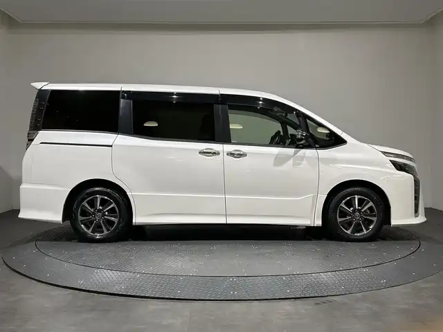 トヨタ ヴォクシー ZS 煌Ⅱ 愛媛県 2019(令1)年 3.9万km ホワイトパールクリスタルシャイン ワンオーナー/純正10型ナビ/(Bluetooth/フルセグ/HDMI)/バックカメラ/クルーズコントロール/フリップダウンモニター/前後ドライブレコーダー/両側電動スライド/衝突被害軽減ブレーキ/コーナーセンサー/レーンキープアシスト/オートマチックハイビーム/オートライト/フォグランプ/ドアバイザー/ステアリングスイッチ/サイドサンシェード/エンジンスターター/ECOモード/保証書