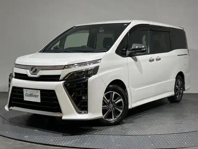 トヨタ ヴォクシー ZS 煌Ⅱ 愛媛県 2019(令1)年 3.9万km ホワイトパールクリスタルシャイン ワンオーナー/純正10型ナビ/(Bluetooth/フルセグ/HDMI)/バックカメラ/クルーズコントロール/フリップダウンモニター/前後ドライブレコーダー/両側電動スライド/衝突被害軽減ブレーキ/コーナーセンサー/レーンキープアシスト/オートマチックハイビーム/オートライト/フォグランプ/ドアバイザー/ステアリングスイッチ/サイドサンシェード/エンジンスターター/ECOモード/保証書
