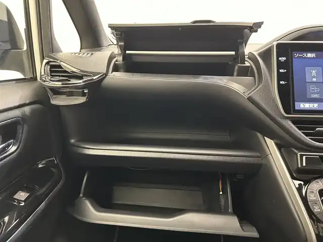 トヨタ ヴォクシー ZS 煌Ⅱ 愛媛県 2019(令1)年 3.9万km ホワイトパールクリスタルシャイン ワンオーナー/純正10型ナビ/(Bluetooth/フルセグ/HDMI)/バックカメラ/クルーズコントロール/フリップダウンモニター/前後ドライブレコーダー/両側電動スライド/衝突被害軽減ブレーキ/コーナーセンサー/レーンキープアシスト/オートマチックハイビーム/オートライト/フォグランプ/ドアバイザー/ステアリングスイッチ/サイドサンシェード/エンジンスターター/ECOモード/保証書