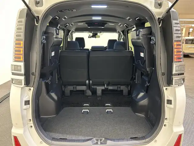 トヨタ ヴォクシー ZS 煌Ⅱ 愛媛県 2019(令1)年 3.9万km ホワイトパールクリスタルシャイン ワンオーナー/純正10型ナビ/(Bluetooth/フルセグ/HDMI)/バックカメラ/クルーズコントロール/フリップダウンモニター/前後ドライブレコーダー/両側電動スライド/衝突被害軽減ブレーキ/コーナーセンサー/レーンキープアシスト/オートマチックハイビーム/オートライト/フォグランプ/ドアバイザー/ステアリングスイッチ/サイドサンシェード/エンジンスターター/ECOモード/保証書