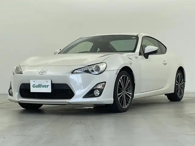 トヨタ ８６ GT 群馬県 2016(平28)年 3.9万km クリスタルホワイトパール 純正7インチSDナビ/(フルセグTV/BT/CD/DVD/SD/AM/FM)/クルーズコントロール/バックカメラ/パドルシフト/HIDヘッドライト/オートライト/プッシュスタート/スマートキー/革巻きステアリング/純正フロアマット/純正アルミホイール/W＋サイド＋カーテンエアバッグ