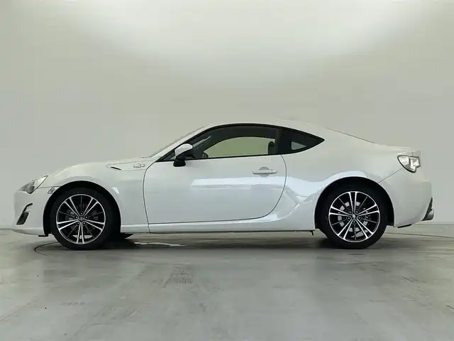 トヨタ ８６ GT 群馬県 2016(平28)年 3.9万km クリスタルホワイトパール 純正7インチSDナビ/(フルセグTV/BT/CD/DVD/SD/AM/FM)/クルーズコントロール/バックカメラ/パドルシフト/HIDヘッドライト/オートライト/プッシュスタート/スマートキー/革巻きステアリング/純正フロアマット/純正アルミホイール/W＋サイド＋カーテンエアバッグ