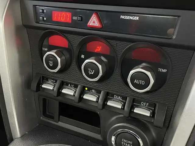 トヨタ ８６ GT 群馬県 2016(平28)年 3.9万km クリスタルホワイトパール 純正7インチSDナビ/(フルセグTV/BT/CD/DVD/SD/AM/FM)/クルーズコントロール/バックカメラ/パドルシフト/HIDヘッドライト/オートライト/プッシュスタート/スマートキー/革巻きステアリング/純正フロアマット/純正アルミホイール/W＋サイド＋カーテンエアバッグ