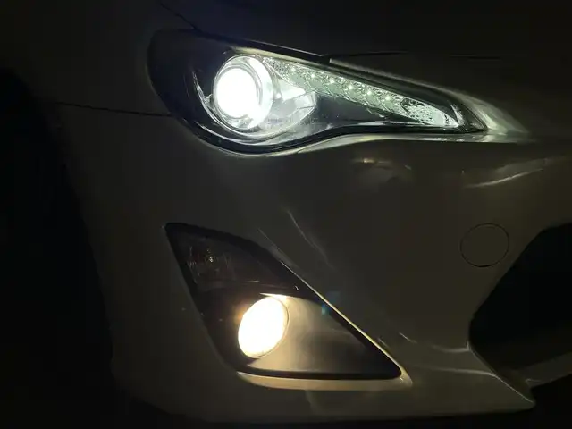 トヨタ ８６ GT 群馬県 2016(平28)年 3.9万km クリスタルホワイトパール 純正7インチSDナビ/(フルセグTV/BT/CD/DVD/SD/AM/FM)/クルーズコントロール/バックカメラ/パドルシフト/HIDヘッドライト/オートライト/プッシュスタート/スマートキー/革巻きステアリング/純正フロアマット/純正アルミホイール/W＋サイド＋カーテンエアバッグ
