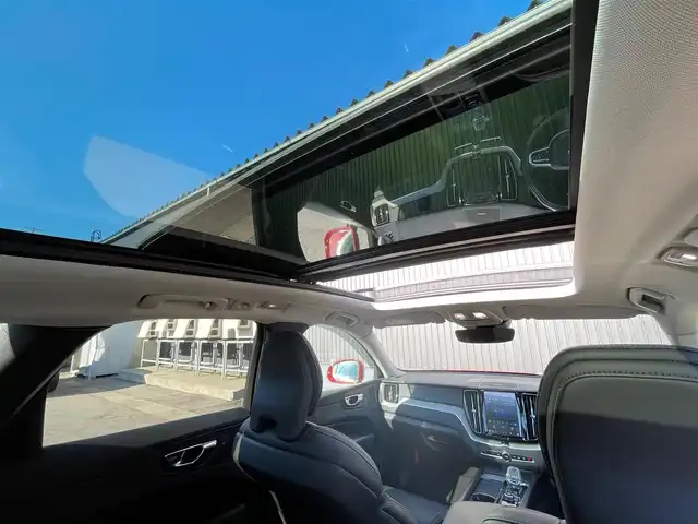 ボルボ ボルボ ＸＣ６０ B5 AWD インスクリプション 青森県 2022(令4)年 6.4万km フュージョンレッドM ワンオーナー/4WD/ターボ/パノラマサンルーフ/黒革シート/全方位カメラ/アダプティブクルーズコントロール/ＡｐｐｌｅＣａｒＰｌａｙ/置くだけ充電/純正HDDナビ/(USB/Bt)/レーンキープアシスト/ブラインドスポット/ヘッドアップディスプレイ/バーチャルコックピット/前席メモリー付きパワーシート/全席シートヒーター/前席ベンチレーター/D席マッサージ機能/ステアリングヒーター/ステアリングスイッチ/ＬＥＤオートライト/LEDフォグランプ/純正１９インチアルミホイール/ウインカーミラー/ルーフレール/ヘットライトウオッシャー/前後バンパーソナー/革巻きステア/ノブ/パドルシフト/プッシュスタートシステム/W/サイド/カーテンエアバッグ/アイドリングストップ/ドアバイザ/ABS/スマートキーX2/保証書/点検記録簿　R5.R6