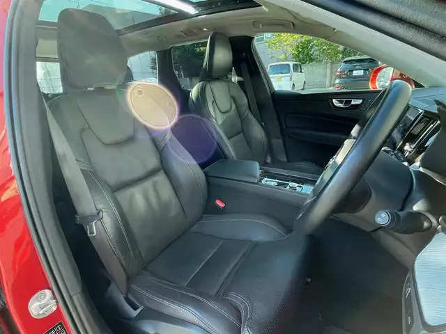 ボルボ ボルボ ＸＣ６０ B5 AWD インスクリプション 青森県 2022(令4)年 6.4万km フュージョンレッドM ワンオーナー/4WD/ターボ/パノラマサンルーフ/黒革シート/全方位カメラ/アダプティブクルーズコントロール/ＡｐｐｌｅＣａｒＰｌａｙ/置くだけ充電/純正HDDナビ/(USB/Bt)/レーンキープアシスト/ブラインドスポット/ヘッドアップディスプレイ/バーチャルコックピット/前席メモリー付きパワーシート/全席シートヒーター/前席ベンチレーター/D席マッサージ機能/ステアリングヒーター/ステアリングスイッチ/ＬＥＤオートライト/LEDフォグランプ/純正１９インチアルミホイール/ウインカーミラー/ルーフレール/ヘットライトウオッシャー/前後バンパーソナー/革巻きステア/ノブ/パドルシフト/プッシュスタートシステム/W/サイド/カーテンエアバッグ/アイドリングストップ/ドアバイザ/ABS/スマートキーX2/保証書/点検記録簿　R5.R6