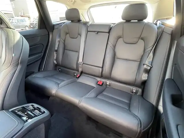 ボルボ ボルボ ＸＣ６０ B5 AWD インスクリプション 青森県 2022(令4)年 6.4万km フュージョンレッドM ワンオーナー/4WD/ターボ/パノラマサンルーフ/黒革シート/全方位カメラ/アダプティブクルーズコントロール/ＡｐｐｌｅＣａｒＰｌａｙ/置くだけ充電/純正HDDナビ/(USB/Bt)/レーンキープアシスト/ブラインドスポット/ヘッドアップディスプレイ/バーチャルコックピット/前席メモリー付きパワーシート/全席シートヒーター/前席ベンチレーター/D席マッサージ機能/ステアリングヒーター/ステアリングスイッチ/ＬＥＤオートライト/LEDフォグランプ/純正１９インチアルミホイール/ウインカーミラー/ルーフレール/ヘットライトウオッシャー/前後バンパーソナー/革巻きステア/ノブ/パドルシフト/プッシュスタートシステム/W/サイド/カーテンエアバッグ/アイドリングストップ/ドアバイザ/ABS/スマートキーX2/保証書/点検記録簿　R5.R6
