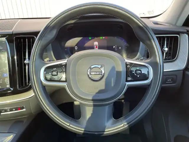 ボルボ ボルボ ＸＣ６０ B5 AWD インスクリプション 青森県 2022(令4)年 6.4万km フュージョンレッドM ワンオーナー/4WD/ターボ/パノラマサンルーフ/黒革シート/全方位カメラ/アダプティブクルーズコントロール/ＡｐｐｌｅＣａｒＰｌａｙ/置くだけ充電/純正HDDナビ/(USB/Bt)/レーンキープアシスト/ブラインドスポット/ヘッドアップディスプレイ/バーチャルコックピット/前席メモリー付きパワーシート/全席シートヒーター/前席ベンチレーター/D席マッサージ機能/ステアリングヒーター/ステアリングスイッチ/ＬＥＤオートライト/LEDフォグランプ/純正１９インチアルミホイール/ウインカーミラー/ルーフレール/ヘットライトウオッシャー/前後バンパーソナー/革巻きステア/ノブ/パドルシフト/プッシュスタートシステム/W/サイド/カーテンエアバッグ/アイドリングストップ/ドアバイザ/ABS/スマートキーX2/保証書/点検記録簿　R5.R6