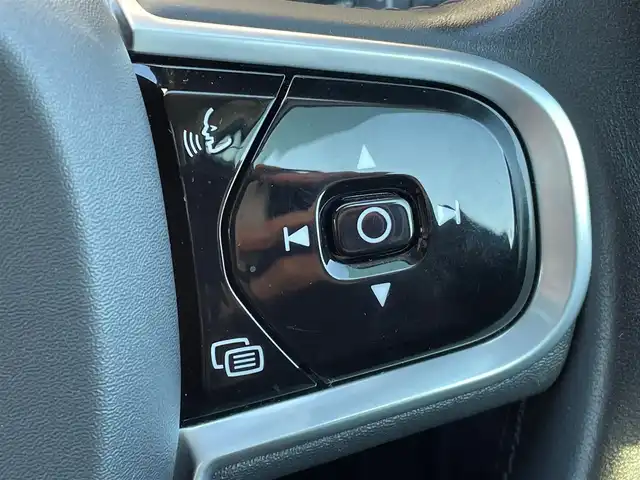 ボルボ ボルボ ＸＣ６０ B5 AWD インスクリプション 青森県 2022(令4)年 6.4万km フュージョンレッドM ワンオーナー/4WD/ターボ/パノラマサンルーフ/黒革シート/全方位カメラ/アダプティブクルーズコントロール/ＡｐｐｌｅＣａｒＰｌａｙ/置くだけ充電/純正HDDナビ/(USB/Bt)/レーンキープアシスト/ブラインドスポット/ヘッドアップディスプレイ/バーチャルコックピット/前席メモリー付きパワーシート/全席シートヒーター/前席ベンチレーター/D席マッサージ機能/ステアリングヒーター/ステアリングスイッチ/ＬＥＤオートライト/LEDフォグランプ/純正１９インチアルミホイール/ウインカーミラー/ルーフレール/ヘットライトウオッシャー/前後バンパーソナー/革巻きステア/ノブ/パドルシフト/プッシュスタートシステム/W/サイド/カーテンエアバッグ/アイドリングストップ/ドアバイザ/ABS/スマートキーX2/保証書/点検記録簿　R5.R6