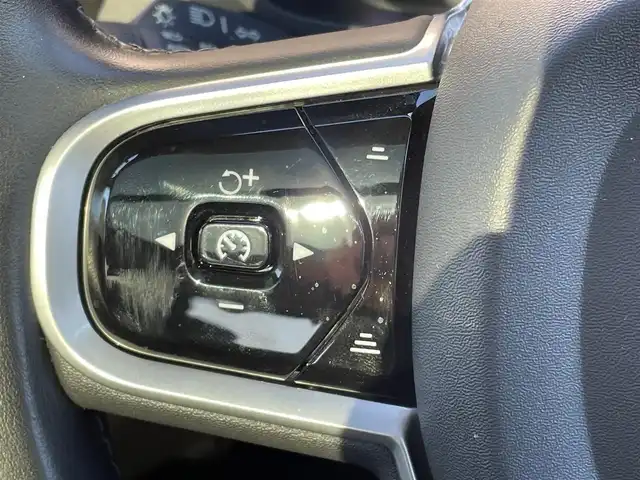 ボルボ ボルボ ＸＣ６０ B5 AWD インスクリプション 青森県 2022(令4)年 6.4万km フュージョンレッドM ワンオーナー/4WD/ターボ/パノラマサンルーフ/黒革シート/全方位カメラ/アダプティブクルーズコントロール/ＡｐｐｌｅＣａｒＰｌａｙ/置くだけ充電/純正HDDナビ/(USB/Bt)/レーンキープアシスト/ブラインドスポット/ヘッドアップディスプレイ/バーチャルコックピット/前席メモリー付きパワーシート/全席シートヒーター/前席ベンチレーター/D席マッサージ機能/ステアリングヒーター/ステアリングスイッチ/ＬＥＤオートライト/LEDフォグランプ/純正１９インチアルミホイール/ウインカーミラー/ルーフレール/ヘットライトウオッシャー/前後バンパーソナー/革巻きステア/ノブ/パドルシフト/プッシュスタートシステム/W/サイド/カーテンエアバッグ/アイドリングストップ/ドアバイザ/ABS/スマートキーX2/保証書/点検記録簿　R5.R6