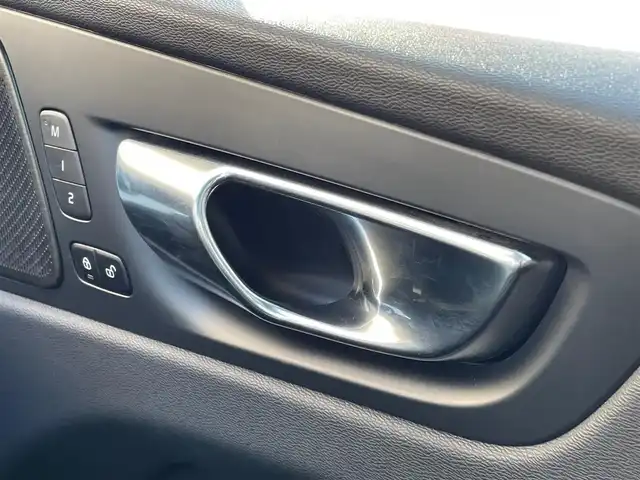 ボルボ ボルボ ＸＣ６０ B5 AWD インスクリプション 青森県 2022(令4)年 6.4万km フュージョンレッドM ワンオーナー/4WD/ターボ/パノラマサンルーフ/黒革シート/全方位カメラ/アダプティブクルーズコントロール/ＡｐｐｌｅＣａｒＰｌａｙ/置くだけ充電/純正HDDナビ/(USB/Bt)/レーンキープアシスト/ブラインドスポット/ヘッドアップディスプレイ/バーチャルコックピット/前席メモリー付きパワーシート/全席シートヒーター/前席ベンチレーター/D席マッサージ機能/ステアリングヒーター/ステアリングスイッチ/ＬＥＤオートライト/LEDフォグランプ/純正１９インチアルミホイール/ウインカーミラー/ルーフレール/ヘットライトウオッシャー/前後バンパーソナー/革巻きステア/ノブ/パドルシフト/プッシュスタートシステム/W/サイド/カーテンエアバッグ/アイドリングストップ/ドアバイザ/ABS/スマートキーX2/保証書/点検記録簿　R5.R6
