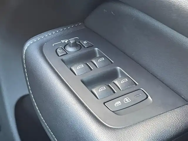 ボルボ ボルボ ＸＣ６０ B5 AWD インスクリプション 青森県 2022(令4)年 6.4万km フュージョンレッドM ワンオーナー/4WD/ターボ/パノラマサンルーフ/黒革シート/全方位カメラ/アダプティブクルーズコントロール/ＡｐｐｌｅＣａｒＰｌａｙ/置くだけ充電/純正HDDナビ/(USB/Bt)/レーンキープアシスト/ブラインドスポット/ヘッドアップディスプレイ/バーチャルコックピット/前席メモリー付きパワーシート/全席シートヒーター/前席ベンチレーター/D席マッサージ機能/ステアリングヒーター/ステアリングスイッチ/ＬＥＤオートライト/LEDフォグランプ/純正１９インチアルミホイール/ウインカーミラー/ルーフレール/ヘットライトウオッシャー/前後バンパーソナー/革巻きステア/ノブ/パドルシフト/プッシュスタートシステム/W/サイド/カーテンエアバッグ/アイドリングストップ/ドアバイザ/ABS/スマートキーX2/保証書/点検記録簿　R5.R6