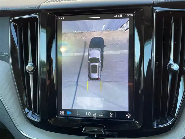 ボルボ ボルボ ＸＣ６０ B5 AWD インスクリプション 青森県 2022(令4)年 6.4万km フュージョンレッドM ワンオーナー/4WD/ターボ/パノラマサンルーフ/黒革シート/全方位カメラ/アダプティブクルーズコントロール/ＡｐｐｌｅＣａｒＰｌａｙ/置くだけ充電/純正HDDナビ/(USB/Bt)/レーンキープアシスト/ブラインドスポット/ヘッドアップディスプレイ/バーチャルコックピット/前席メモリー付きパワーシート/全席シートヒーター/前席ベンチレーター/D席マッサージ機能/ステアリングヒーター/ステアリングスイッチ/ＬＥＤオートライト/LEDフォグランプ/純正１９インチアルミホイール/ウインカーミラー/ルーフレール/ヘットライトウオッシャー/前後バンパーソナー/革巻きステア/ノブ/パドルシフト/プッシュスタートシステム/W/サイド/カーテンエアバッグ/アイドリングストップ/ドアバイザ/ABS/スマートキーX2/保証書/点検記録簿　R5.R6