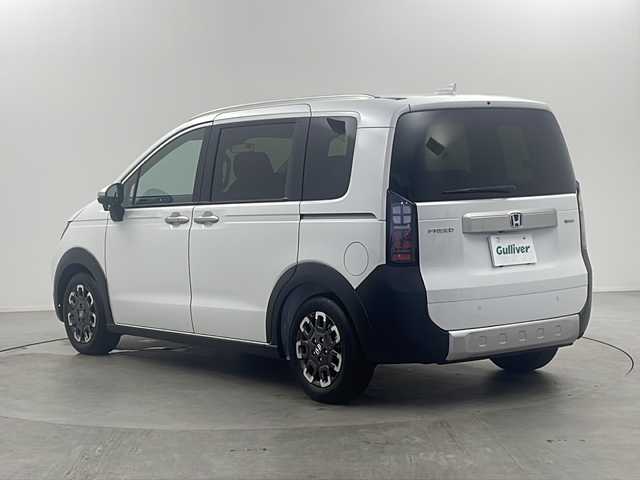ホンダ フリード ハイブリット e:HEV クロスター 栃木県 2025(令7)年 0.1千km プラチナホワイトパール 登録済み未使用車/ホンダセンシング/・衝突被害軽減システム/・レーンキープアシスト/・誤発進抑制装置/・レーダークルーズコントロール/・ブラインドスポットモニター/・パーキングセンサー警報/横滑り防止装置/両側パワースライドドア/電動格納ミラー/前席シートヒーター/ステアリングスイッチ/革巻きステアリング/純正15インチAW/プッシュスタート/スマートキー