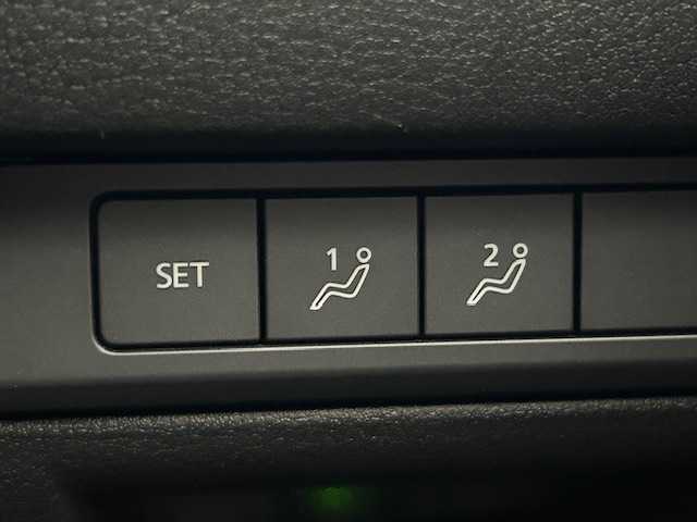 マツダ マツダ３ファストバック 20S Lパッケージ 宮城県 2020(令2)年 4.4万km マシーングレープレミアムM 純正ナビ/フルセグTV/AM/FM/Bluetooth/CD/DVD/全方位カメラ/レーダークルーズコントロール/運転席パワーシート/前席シートヒーター/ステアリングヒーター/パドルシフト/ブラインドスポットモニター/純正18インチAW/クリアランスソナー/横滑り防止装置/衝突被害軽減システム/前後ドライブレコーダー/スペアキー×1/オートライト/オートマチックハイビーム/ETC/取扱説明書/純正フロアマット