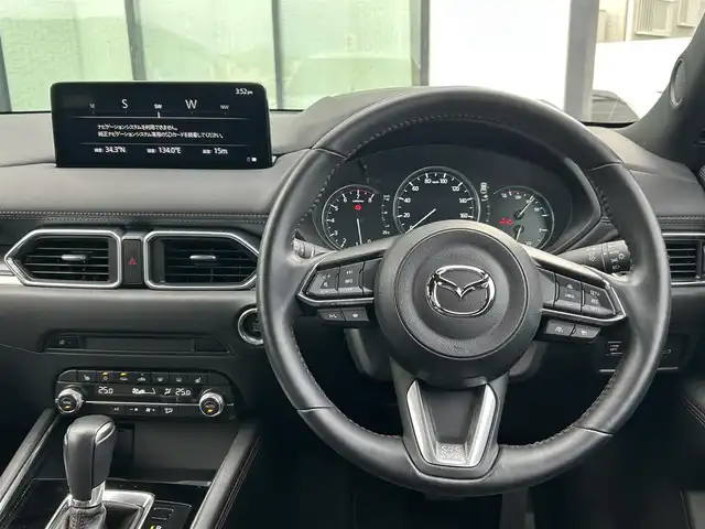 マツダ ＣＸ－５ 25S スポーツアピアランス 香川県 2021(令3)年 1.5万km スノーフレイクホワイトパールマイカ 登録時走行距離14768km/1オーナー/純正10.25型ディスプレイオーディオ/（フルセグTV/Bluetooth/USB）/純正前後ドライブレコーダー/i-ACTIVSENSE/・360°ビューモニター/・アドバンストスマートシティブレーキサポート/・レーダークルーズコントロール/・レーンキープアシスト/・車線逸脱警報システム/・ブラインドスポットモニター/・交通標識認識/・ドライバーアテンションアラート/・アダプティブフロントライティングシステム/・ハイビームコントロールシステム/LEDヘッドライト/ヘッドアップディスプレイ/電動パーキングブレーキ/オートブレーキホールド/オートワイパー/革巻きステアリング/ステアリングスイッチ/パドルシフト/ステアリングヒーター/黒革シート/前席パワーシート/前席シートヒーター/電動バックドア/ワイヤレス充電器/純正ETC/純正19インチ専用アルミホイール/純正フロアマット/トノカバー/ISOFIX/スペアキー/新車保証書/整備記録簿/取扱説明書