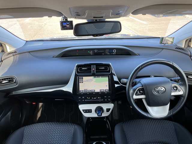 トヨタ プリウス Sセーフティプラス 道央・札幌 2018(平30)年 6.4万km アティチュードブラックマイカ ４WD/ワンオーナー/寒冷地仕様/純正ディーラーOPナビ/CD/DVD/BT/フルセグ/トヨタセーフティセンス/プリクラッシュセーフティ/横滑り防止装置/レーダークルーズコントロール/レーンキープアシスト/パーキングアシスト/クリアランスソナー/バックカメラ/ビルトインETC/ドライブレコーダー/自動防眩ミラー/EVMODE/DRIVEMODE切替/ワイパーデアイサー/革巻きステアリング/ステアリングリモコン/レーダー探知機/プッシュスタート/スマートキー/LEDヘッドライト/オートライト/オートハイビーム/フォグランプ/電動格納ミラー/ヒーテッドドアミラー/ウィンカーミラー/純正フロアマット/ドアバイザー/社外AW付冬タイヤ積込/（純正ホイールキャップ付き）/195/65/R15/2018年/山6mm