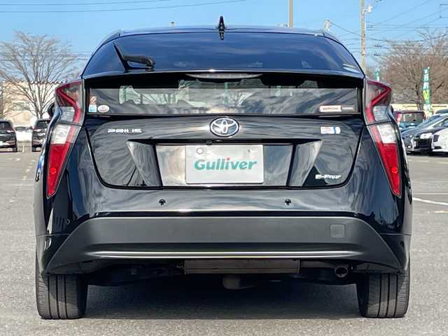 トヨタ プリウス Sセーフティプラス 道央・札幌 2018(平30)年 6.4万km アティチュードブラックマイカ ４WD/ワンオーナー/寒冷地仕様/純正ディーラーOPナビ/CD/DVD/BT/フルセグ/トヨタセーフティセンス/プリクラッシュセーフティ/横滑り防止装置/レーダークルーズコントロール/レーンキープアシスト/パーキングアシスト/クリアランスソナー/バックカメラ/ビルトインETC/ドライブレコーダー/自動防眩ミラー/EVMODE/DRIVEMODE切替/ワイパーデアイサー/革巻きステアリング/ステアリングリモコン/レーダー探知機/プッシュスタート/スマートキー/LEDヘッドライト/オートライト/オートハイビーム/フォグランプ/電動格納ミラー/ヒーテッドドアミラー/ウィンカーミラー/純正フロアマット/ドアバイザー/社外AW付冬タイヤ積込/（純正ホイールキャップ付き）/195/65/R15/2018年/山6mm